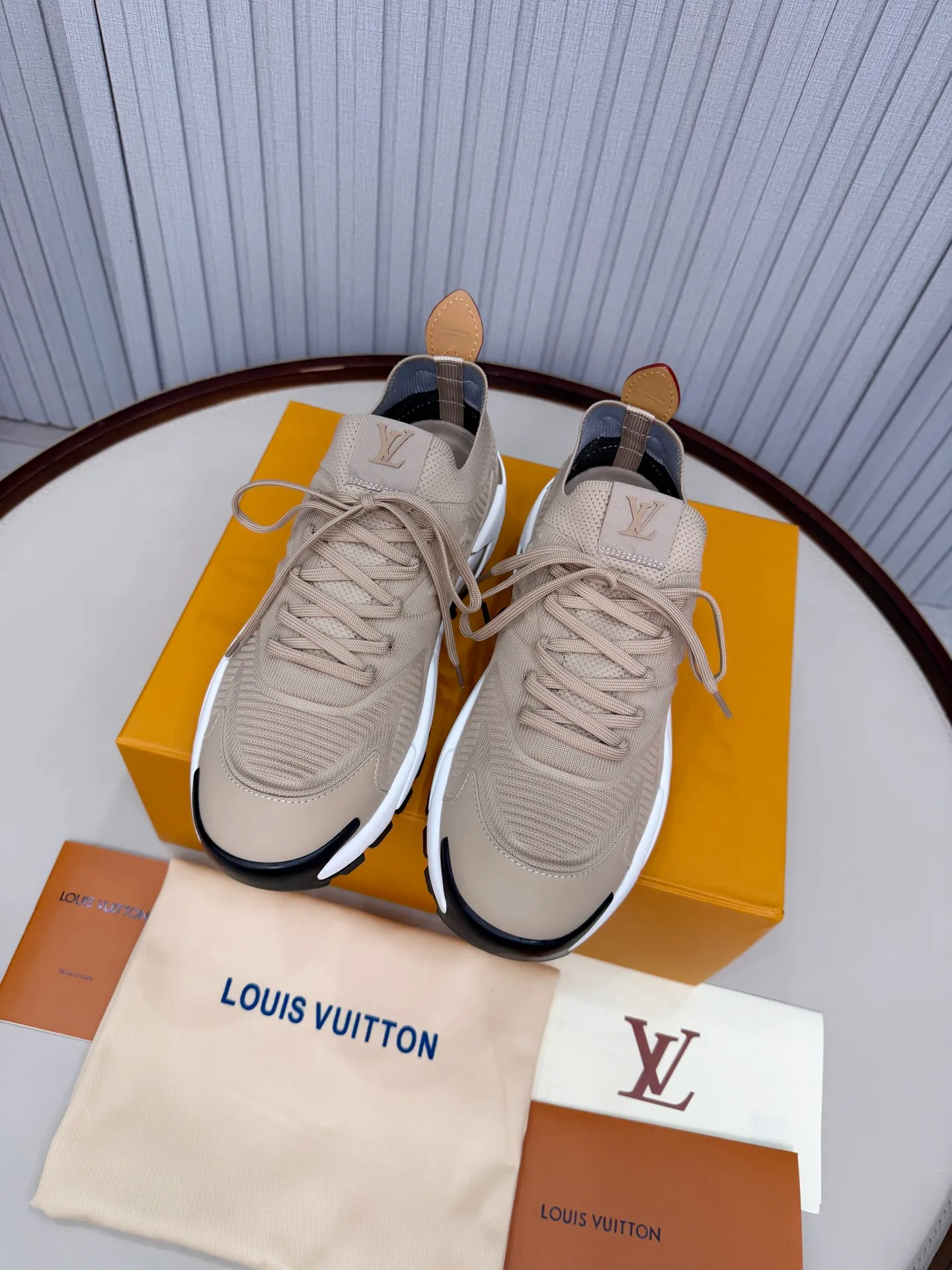 Men's men's shoes pP640! Top version LV Louis Vuitton L Jialu brand Runner Tatic series thick-soled casual sports shoes running shoes original purchase development and production This LV Runner Tatic sports shoe combines fly woven fabric material to interpret the inspiration of traditional mountaineering shoes. The LV letters are written on one side, the Louis Vuitton logo, and the light and wear-resistant rubber outsole complete the whole package. The delivery counter is exquisitely packaged🛍📦 ▪️Fabrics: Original imported custom fly-knit fabric ▪️Inner lining: Original custom-made breathable mesh ▪️Sole: Original molded anti-slip rubber combination material ▪️Sole thickness: 4CM ▪️Size: Men's 39-45